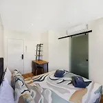 Ocean Breeze Rooms, בית הארחה 3*