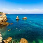 Ocean Breeze Rooms, בית הארחה אלבופיירה